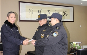 親切關(guān)懷 情暖人心 --浦東新區(qū)保安協(xié)會慰問宗保隊員