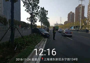 路見交通事故，幫忙維持秩序 --金橋輔警項(xiàng)目協(xié)助維持交通秩序