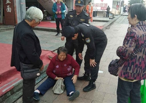 七旬老人摔倒，熱心特保伸援手 --惠南市容項目救助受傷老人