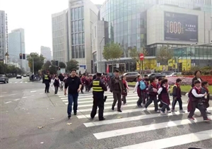 要幫助 找特保 全力服務(wù)保障安全 --陸家嘴梅園項目護(hù)送小朋友過馬