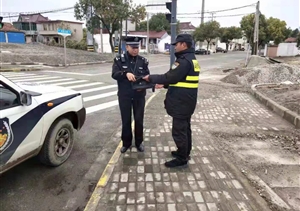 拾金不昧樹新風(fēng)系列報(bào)道 --長(zhǎng)興島項(xiàng)目拾到單肩包