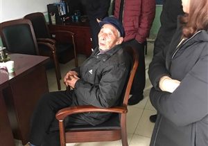 老人迷路求幫助，宗保隊員來幫助 --惠南市容把迷路老人送回家