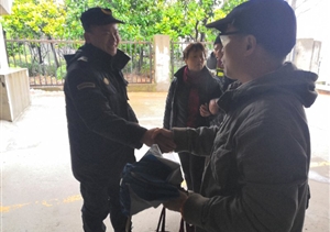 宗保隊(duì)員勇救落水女子 傳播正能量 ——三林項(xiàng)目隊(duì)員勇救落水女子