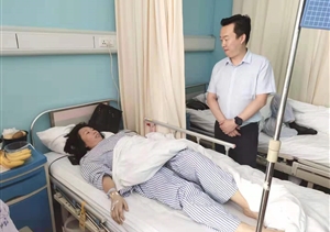 保安盡職履責負輕傷   領導病房探望暖人心 ——杜明杰副總經(jīng)理探