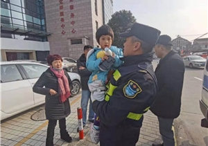 路遇迷途小朋友，輔助隊(duì)員護(hù)安全 ——周浦輔警項(xiàng)目隊(duì)員幫助走失孩
