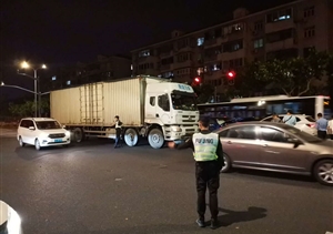 保安巡邏路遇交通事故  協(xié)助交警現(xiàn)場(chǎng)妥善處置 ——宗保公司駐金橋