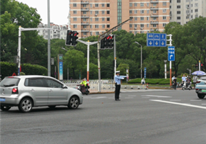 老人手寫感謝信  點贊輔警“好樣的” ——宗保公司駐莘莊梅隴交通