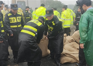 徑山防汛救災(zāi)   他們奮戰(zhàn)一線——浙江民泰駐徑山市容項(xiàng)目全力奮戰(zhàn)