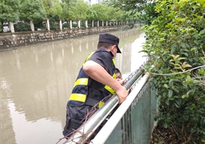 巡邏遇到跳河輕生男  保安耐心勸導(dǎo)救上岸——宗保公司駐周浦市容