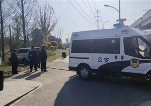 轎車陷入泥地難行走 員工幫助脫困受表?yè)P(yáng)—浙江民泰公司員工幫助陷