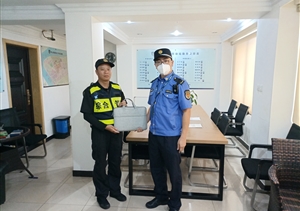 拾金不昧亮風節(jié) 彰顯美德?lián)P正能（2023.8.2）