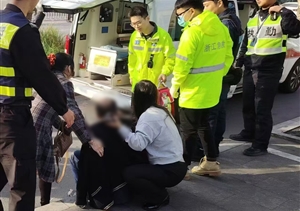 男士低血糖暈倒在地 員工救助及時脫離險情——浙江民泰公司員工救